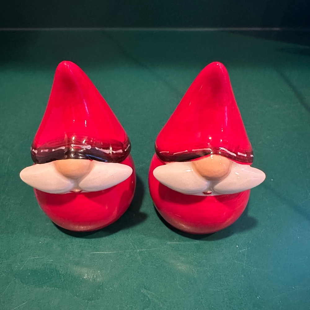 Ceramic salt n pepper shaker set